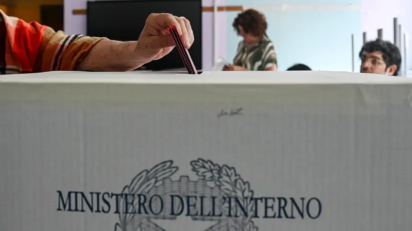 Una scheda nell urna in un seggio elettorale per le elezioni europee, Roma, 8 giugno 2024. ANSA/RICCARDO ANTIMIANI