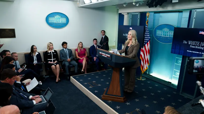 epa12398416 White House Press Secretary Karoline Leavitt (R) speaks during a press briefing at the White House, in Washington, DC, USA, 22 September 2025. EPA/WILL OLIVER