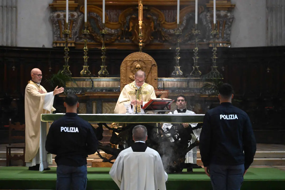 La messa celebrata dal vescovo per il patrono della Polizia San Michele Arcangelo