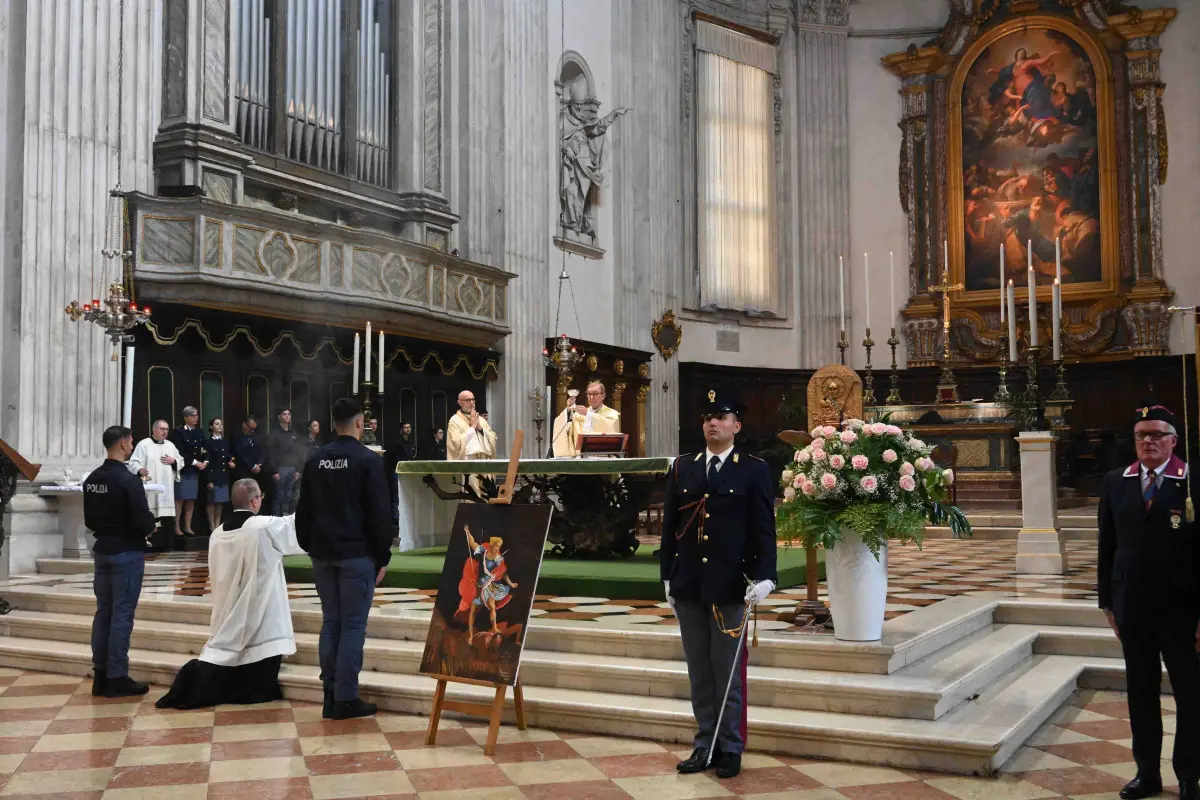 La messa celebrata dal vescovo per il patrono della Polizia San Michele Arcangelo