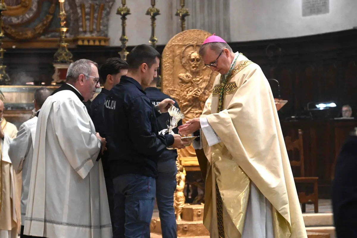 La messa celebrata dal vescovo per il patrono della Polizia San Michele Arcangelo