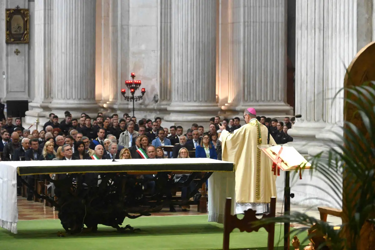 La messa celebrata dal vescovo per il patrono della Polizia San Michele Arcangelo