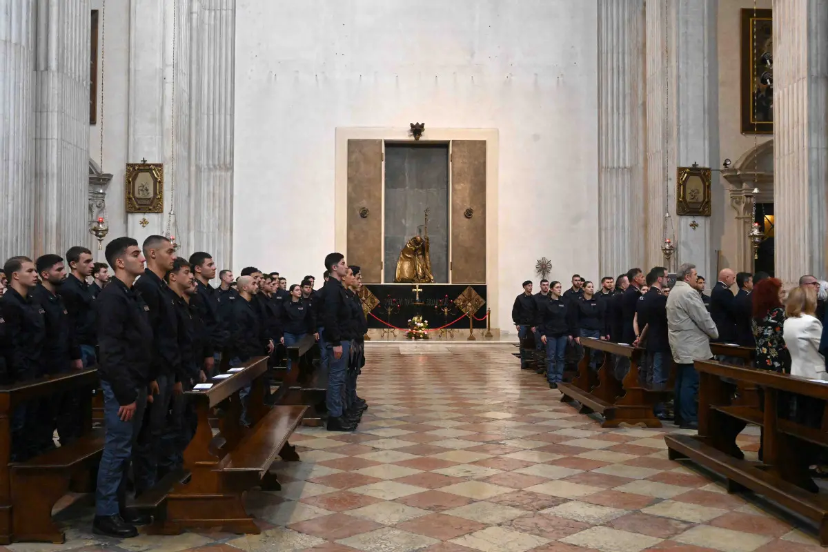 La messa celebrata dal vescovo per il patrono della Polizia San Michele Arcangelo