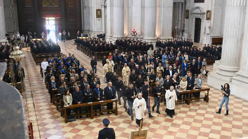 La messa celebrata dal vescovo per il patrono della Polizia San Michele Arcangelo