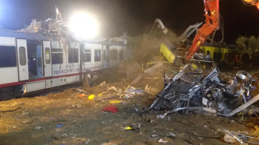 I rottami dei due treni che si sono scontrati tra Corato ed Andria, 12 luglio 2016. ANSA/MATTEO GUIDELLI
