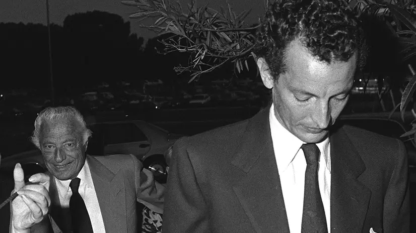 20001115-ROMA-CRO- TROVATO MORTO EDOARDO, FIGLIO DI GIOVANNI AGNELLI. Una foto d'archivio del 1987 di Edoardo Agnelli con il padre, il senatore a vita Giovanni Agnelli; Edoardo e' stato trovato questa mattina morto sul greto del torrente Stura, tra Torino e Savona. ARCHIVIO/ANSA/CD