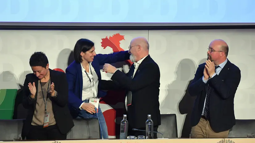 (S-D) Marta Bonafoni, Elly Schlein, Stefano Bonaccini, e Igor Taruffi durante l’Assemblea Nazionale del Partito Democratico Roma, 14 dicembre 2024. ANSA/FABIO CIMAGLIA