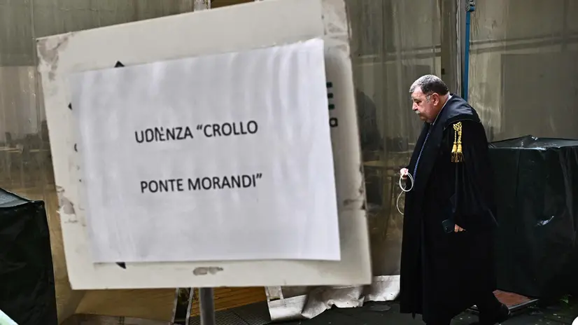 Avvocato a palazzo di Giustizia per il processo sul crollo del ponte Morandi. Genova, 27 marzo 2025. ANSA/LUCA ZENNARO (Avvocati, avvocato, processo, processi, palazzo di giustizia, incartamenti, legale, legali)
