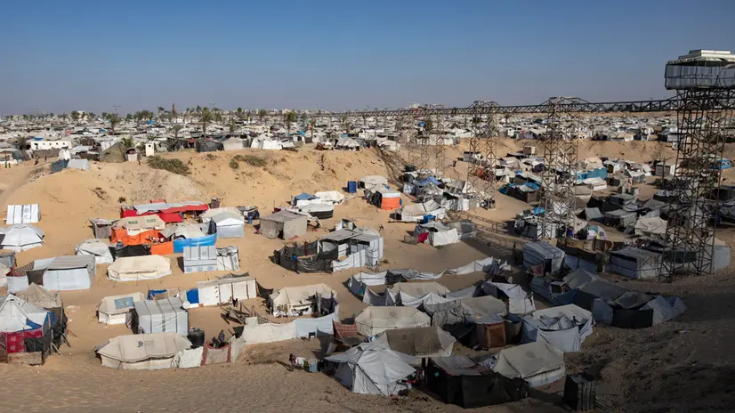 epa12415103 A view of tents set up by displaced Palestinians from the northern Gaza Strip in the Al-Mawasi area of Khan Younis, in the southern Gaza Strip, 25 September 2025. According to the UN, around 90 per cent of the population or 1.9 million people in Gaza, have been displaced since the start of the conflict. EPA/HAITHAM IMAD