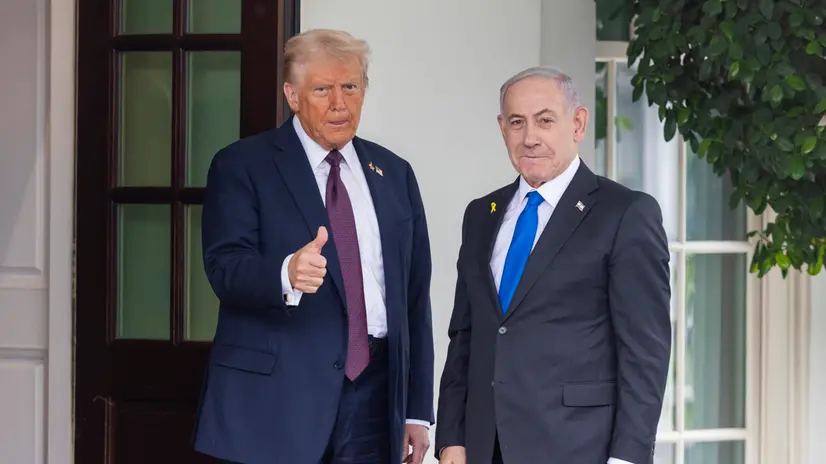 epa12414841 US President Donald Trump (L) welcomes Israeli Prime Minister Benjamin Netanyahu (R) to the White House in Washington, DC, USA, 29 September 2025. Trump is planning to press Netanyahu to accept a peace deal to end Israel’s ongoing war in Gaza and for Hamas to free their remaining hostages. EPA/JIM LO SCALZO