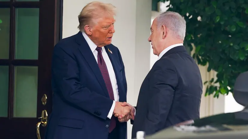 epa12414919 US President Donald Trump (L) greets Prime Minister of Israel Benjamin Netanyahu (R) as he arrives at the West Wing of the White House in Washington, DC, USA, 29 September 2025. President Trump and Prime Minister Netanyahu are due to meet in the Oval Office to discuss the peace process in Gaza and then participate in a joint press conference. EPA/WILL OLIVER / POOL