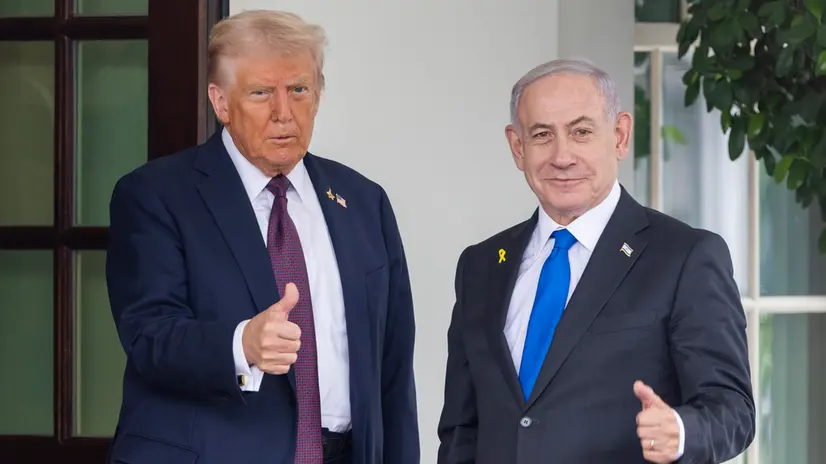 epa12414836 US President Donald Trump (L) welcomes Israeli Prime Minister Benjamin Netanyahu (R) to the White House in Washington, DC, USA, 29 September 2025. Trump is planning to press Netanyahu to accept a peace deal to end Israel’s ongoing war in Gaza and for Hamas to free their remaining hostages. EPA/JIM LO SCALZO