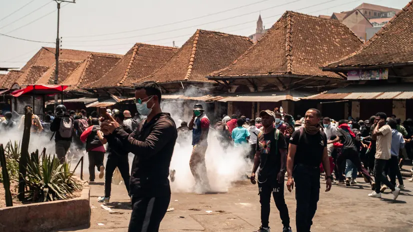 epa12405388 Protesters are shrouded in tear gas fired by police during a rally in Antananarivo, Madagascar, 25 September 2025. Police fired tear gas and rubber bullets to disperse hundreds of protesters demonstrating against recurrent water and power outages. EPA/HENITSOA RAFALIA