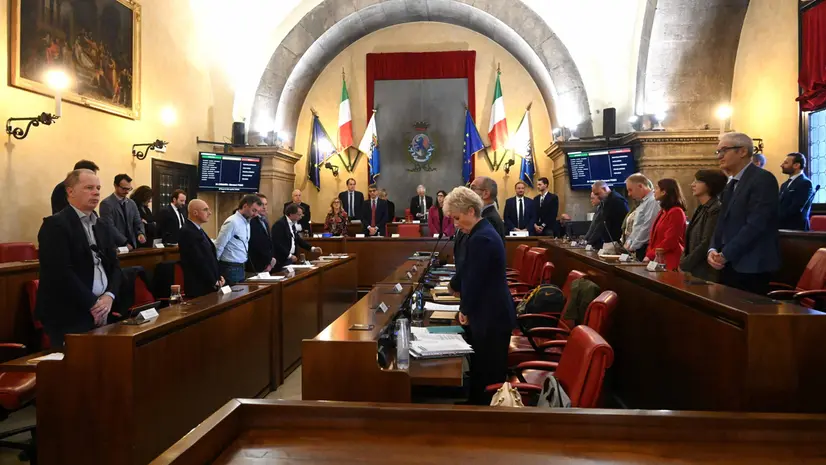 I consiglieri dietro i banchi prima dell'inizio del Consiglio comunale - Foto Marco Ortogni/Neg © www.giornaledibrescia.it