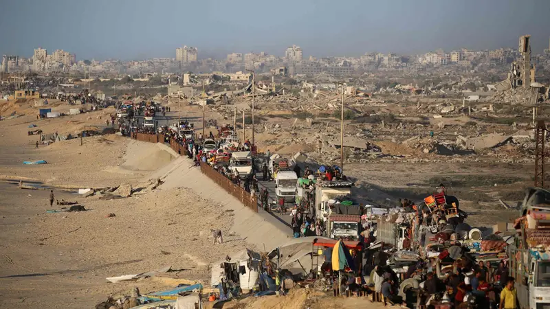 Civili palestinesi in fuga da Gaza si spostano nell'area del campo profughi di Nuseira - Foto Ansa © www.giornaledibrescia.it
