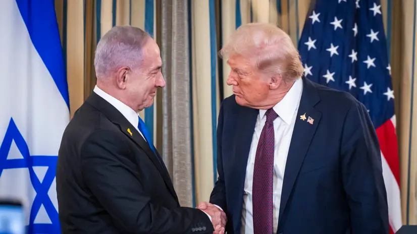 epa12415287 US President Donald Trump (R) shakes hands with Israeli Prime Minister Benjamin Netanyahu (L) after they spoke at a press conference in the State Dining Room of the White House in Washington, DC, USA, 29 September 2025. In their meeting, Trump pressed Netanyahu to accept a peace deal to end Israel’s on-going war in Gaza, and for Hamas to free their remaining hostages. EPA/JIM LO SCALZO / POOL