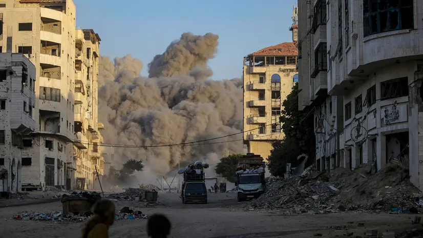 epa12413058 Smoke rises at Mecca Tower following an Israeli airstrike during an Israeli military operation in Gaza City, Gaza Strip, 28 September 2025. More than 66,000 Palestinians have been killed in the Gaza Strip since October 2023, according to the Palestinian Ministry of Health, and about 1,200 Israelis have been killed since the launch of an Israeli military campaign in response to a cross-border attack by Hamas on 07 October 2023. EPA/MOHAMMED SABER