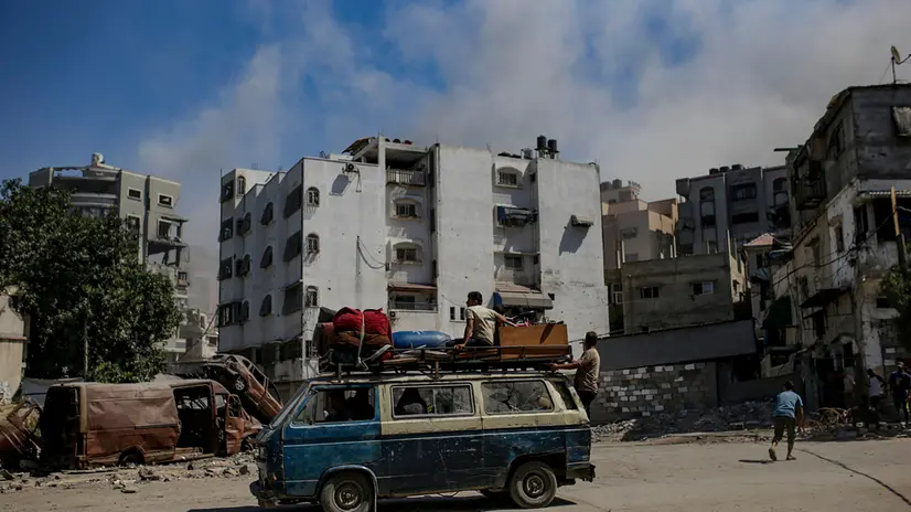 epa12414321 Internally displaced Palestinians flee as smoke rises following an Israeli air strike during an Israeli military operation in Gaza City, Gaza Strip, 29 September 2025. More than 66,000 Palestinians have been killed in the Gaza Strip since October 2023, according to the Palestinian Ministry of Health, and about 1,200 Israelis have been killed since the launch of an Israeli military campaign in response to a cross-border attack by Hamas on 07 October 2023. EPA/MOHAMMED SABER
