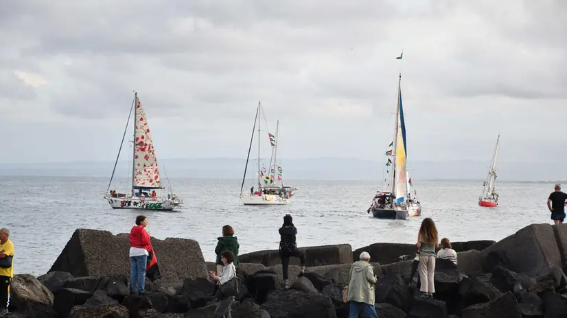 A flotilla of boats leaves the port of San Giovanni Li Cuti in Catania, Sicily, southern Italy, 27 September 2025. The Freedom Flotilla Coalition (FFC) and Thousand Madleens to Gaza (TMTG) announced the launch of a flotilla to Gaza of 10 boats from Catania, with dozens on board. ANSA/ORIETTA SCARDINO