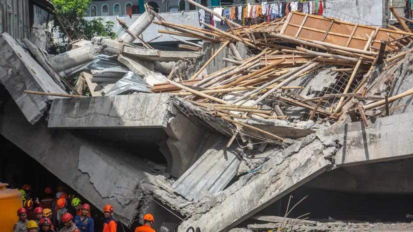 epa12415900 Rescuers search for survivors of a collapsed building at an Islamic boarding school in Sidoarjo, East Java, Indonesia, 30 September 2025. Dozens of students were injured, and others are feared to be trapped, after a prayer hall collapsed while students were performing the afternoon prayer at the Al-Khoziny Islamic boarding school in East Java on 29 September. EPA/FULLY HANDOKO