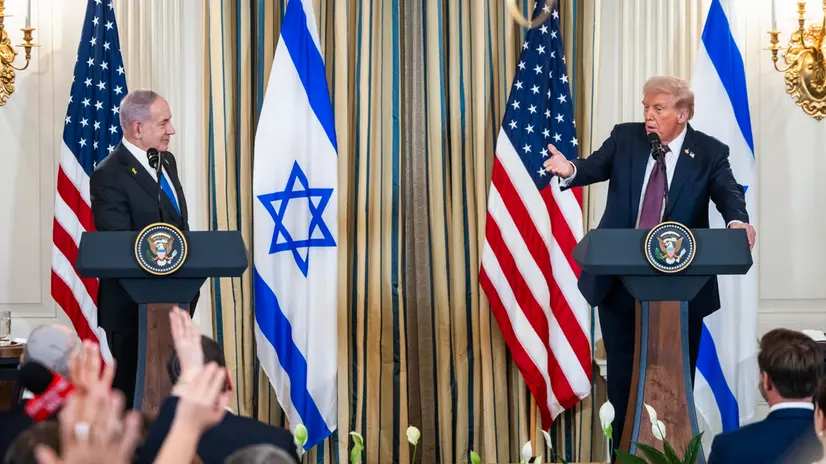 epa12415308 US President Donald Trump (R) and Israeli Prime Minister Benjamin Netanyahu (L) hold a joint press conference in the State Dining Room of the White House in Washington, DC, USA, 29 September 2025. In their meeting, Trump pressed Netanyahu to accept a peace deal to end IsraelÕs on-going war in Gaza, and for Hamas to free their remaining hostages. EPA/JIM LO SCALZO / POOL