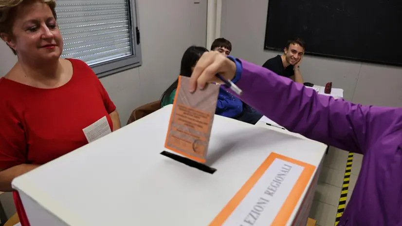 Operazioni di voto in un seggio ad Ancona, 28 settembre 2025. ANSA/GIANLUIGI BASILIETTI
