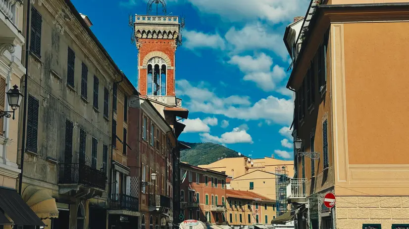 Uno scorcio di Sestri Levante, 28 settembre 2025. Dopo un mese di discussione in consiglio comunale il nuovo regolamento comunale è stato sospeso per fare spazio a pratiche di bilancio. Le opposizioni (Fratelli d'Italia, Forza Italia e Pd) attaccano con oltre 200 emendamenti accusando il sindaco Francesco Solinas e la sua maggioranza di volere mettere sotto assedio il comune di Sestri Levante che bilancia la sua economia tra industria e turismo. Il sindaco si difende: "Un regolamento più o meno come Chiavari e Rapallo che tiene conto come in estate con una popolazione che passa da 18 mila a 40 mila unità, sia necessario inserire norme di buon senso". Quindi al bando la stesa dei panni dalle finestre, fare feste in casa con musica ad alto volume, fare grigliate nei giardini, esporre bandiere senza autorizzazione. Il regolamento vieta anche la prostituzione in strada, l'accattonaggio, i barbecue vicino ai boschi nel periodo estivo e prevede anche il decoro dei balconi, vieta di causare turbamento all'ordinata convivenza civile, gettare, spandere, lasciare cadere o deporre qualsiasi materia liquida o solida sugli spazi o aree pubbliche ma anche nei cortili condominiali. ANSA/EMILIE LARA MOUGENOT