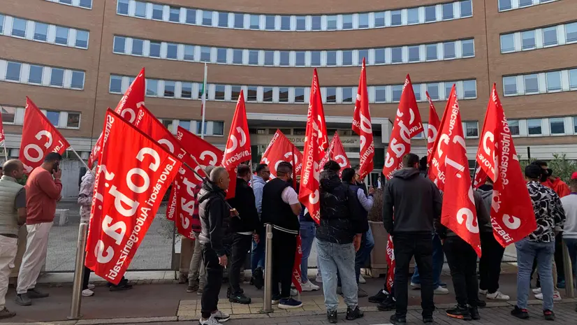 I lavoratori in protesta - © www.giornaledibrescia.it