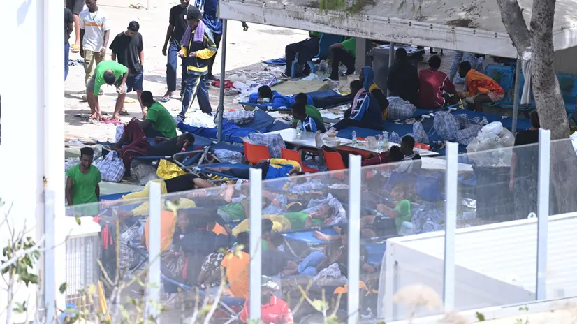 Migranti all'interno dell'hotspot di Lampedusa, 19 settembre 2023. Sono 1.544 i migranti che, al momento, si trovano all'hotspot di Lampedusa ma sono previsti altri arrivi durante la giornata di oggi. ANSA / CIRO FUSCO Migrants inside the Lampedusa hotspot, Italy, 19 September 2023. There are 1.544 migrants who, at the moment, are at the hotspot of Lampedusa but other arrivals are expected today. ANSA / CIRO FUSCO