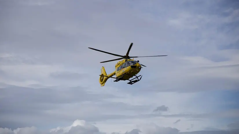 L'uomo è stato portato in ospedale con l'elisoccorso