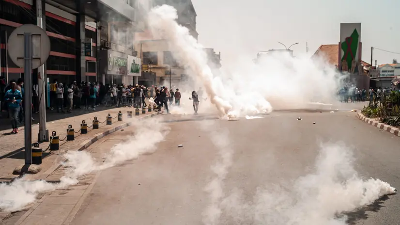 epa12405386 Police fire tear gas to disperse protesters during a rally in Antananarivo, Madagascar, 25 September 2025. Security forces used tear gas and rubber bullets against hundreds of demonstrators protesting recurrent water and power outages. EPA/HENITSOA RAFALIA