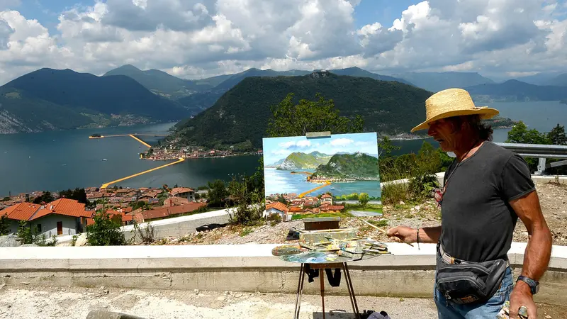 Maurizio Gottardi dipinge «The Floating Piers» - Foto New Reporter Favretto © www.giornaledibrescia.it