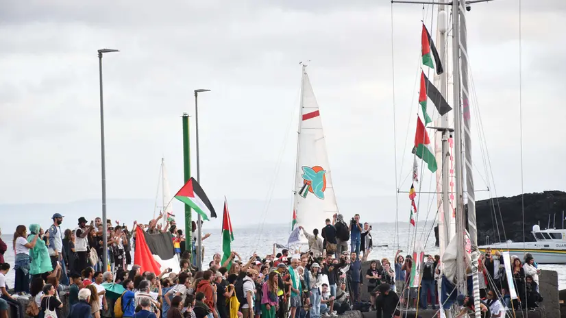 A flotilla of boats leaves the port of San Giovanni Li Cuti in Catania, Sicily, southern Italy, 27 September 2025. The Freedom Flotilla Coalition (FFC) and Thousand Madleens to Gaza (TMTG) announced the launch of a flotilla to Gaza of 10 boats from Catania, with dozens on board. ANSA/ORIETTA SCARDINO