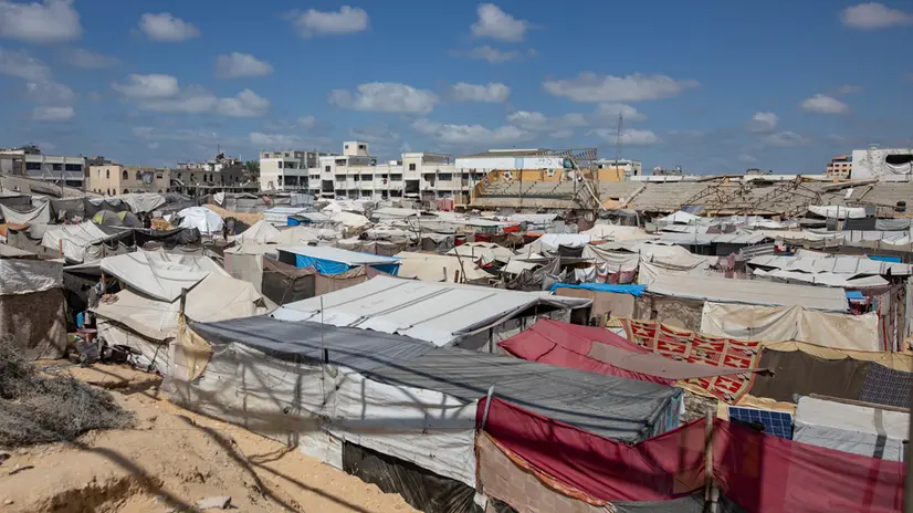 epa12416687 A camp set up by internally displaced Palestinians in Khan Younis, southern Gaza Strip, 30 September 2025. According to the UN around 90 per cent of the population or 1.9 million people in Gaza have been displaced since the start of the conflict. More than 66,000 Palestinians have been killed in the Gaza Strip since October 2023, according to the Palestinian Ministry of Health, and about 1,200 Israelis have been killed since the launch of an Israeli military campaign in response to a cross-border attack by Hamas on 07 October 2023. EPA/HAITHAM IMAD