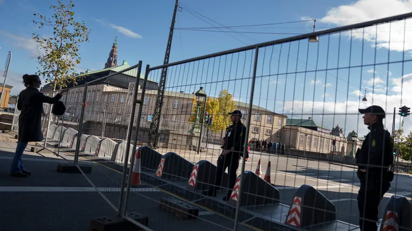 epa12417047 Security before the EU summit around Christiansborg in Copenhagen, Denmark, 30 September 2025. EU leaders will meet for an informal European Council in Copenhagen on 01 October to discuss how to strengthen Europe’s common defense and support for Ukraine. EPA/LISELOTTE SABROE DENMARK OUT
