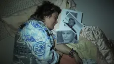 Federica in una foto della mostra, con le foto di Den Harrow - Foto Romina Zanon