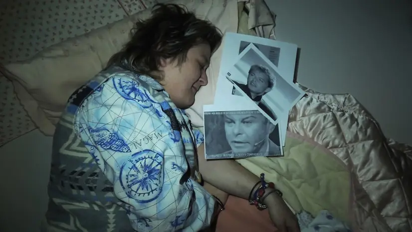 Federica in una foto della mostra, con le foto di Den Harrow - Foto Romina Zanon