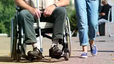 Un signore sulla sedia a rotelle