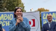 "Devono smetterla di dire le cose che sta dicendo: mentre venivo qui ho dovuto sentire la presidente del Consiglio dire che tutto quello che accade in Italia non sarebbe organizzato per supportare Gaza ma per dare fastidio a lei, ha detto che è irresponsabile" ma "irresponsabile è avere tradito la tradizione diplomatica italiana per correre dietro all'estrema destra di Netanyahu anziché cercare di fermarlo". Così la segretaria dem Elly Schlein dal palco di un comizio a Porto San Giorgio, nel fermano, torna sulle parole di Giorgia Meloni a proposito della missione della Global Sumud Flotilla. INSTAGRAM ELLY SCHLEIN +++ ATTENZIONE LA FOTO NON PUO' ESSERE PUBBLICATA O RIPRODOTTA SENZA L'AUTORIZZAZIONE DELLA FONTE DI ORIGINE CUI SI RINVIA+++ NPK +++