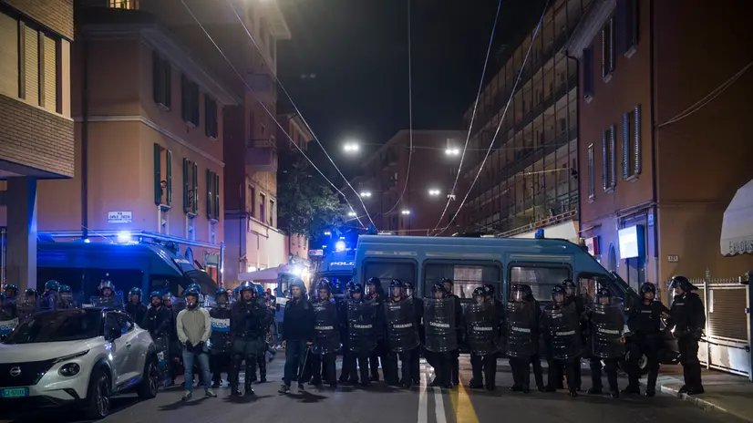 Manifestazione antifascista a Bologna contro il presidio annunciato da Forza Nuova contro il sionismo con la presenza di Roberto Fiore. Ingente schieramento di forze dell’ordine.