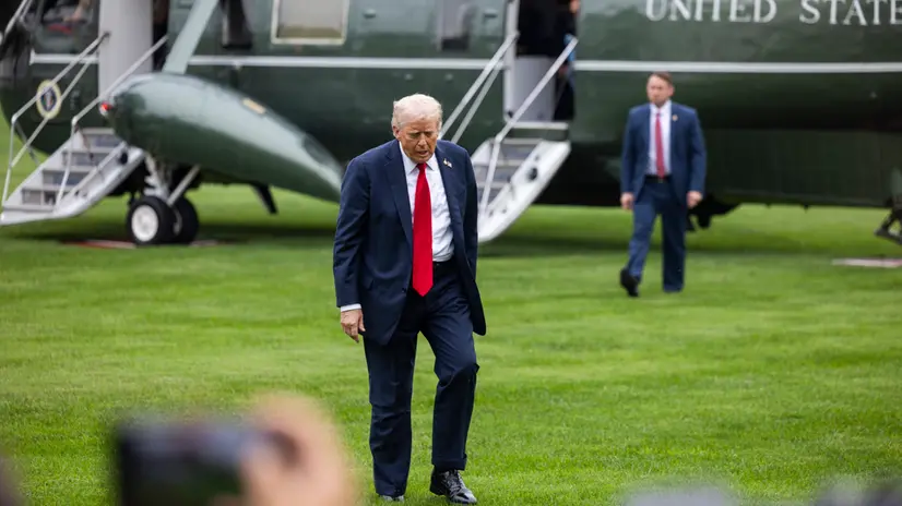 epa12417379 US President Donald Trump returns to the White House from a meeting with military leaders at Quantico Marine Base in Washington, DC, USA, 30 September 2025. He spoke briefly about lowering drug prices, saying 'we will be reducing drug prices by 100 percent in some cases, 300 percent or more'. EPA/JIM LO SCALZO