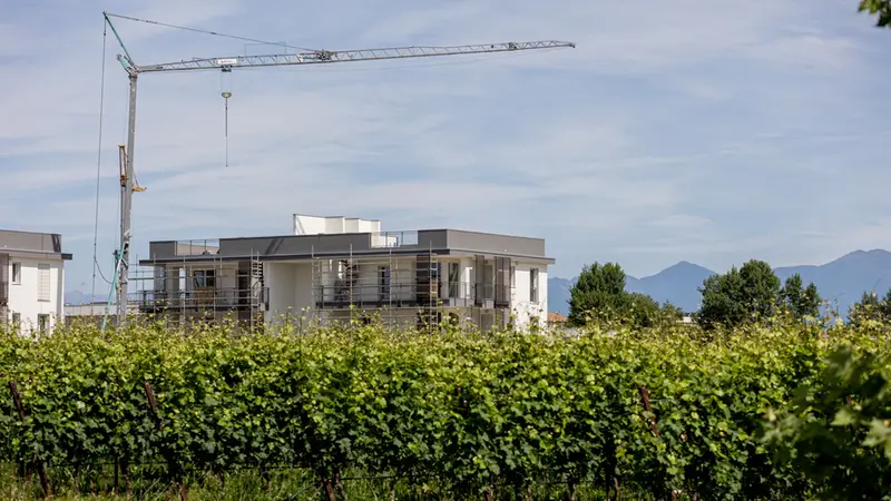 Intere strade sono abitate da case chiuse a chiave per otto mesi l'anno - Foto New Reporter Nicoli © www.giornaledibrescia.it