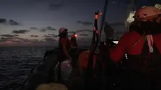 La Life Support di Emergency presta soccorso a una delle navi della Flotilla per un'avaria - Foto Ansa © www.giornaledibrescia.it