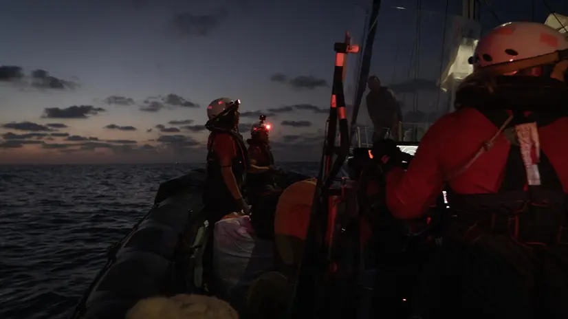 La Life Support di Emergency presta soccorso a una delle navi della Flotilla per un'avaria - Foto Ansa © www.giornaledibrescia.it