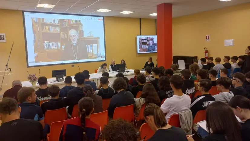 Il cardinale Pizzaballa collegato con gli studenti di Chiari