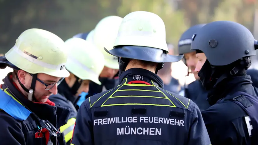 epa12419327 Emergency services at the scene after explosive devices were found in a burning house in Munich, Germany, 01 October 2025. The Oktoberfest grounds in Munich will remain closed until at least 5 p.m. local time on 01 October, following an 'unspecified' bomb threat, police said. The threat is linked to a large-scale police operation in northern Munich where explosive devices were found inside a burning house, leaving one dead. EPA/VIFOGRA