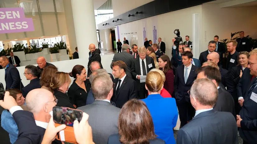 epa12419294 French President Emmanuel Macron (C) arrives at the Danish Industry's building, the headquarters of the Confederation of Danish Industry, that hosts the Copenhagen Competitiveness Summit, Copenhagen, Denmark, 01 October 2025. EPA/SEBASTIAN ELIAS UTH DENMARK OUT