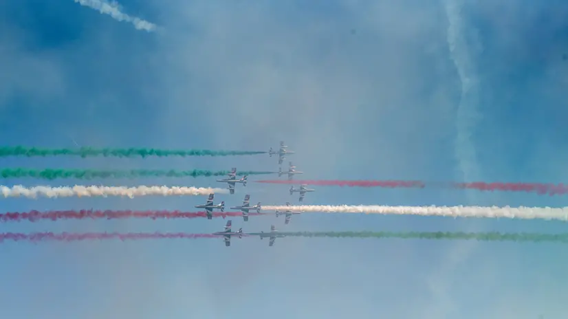 Esibizione delle Frecce Tricolori, durante la terza giornata della BalloonCup, presso l'aeroporto militare San Damiano. San Damiano 28 settembre 2025. ANSA / FEDERICO PERRUOLO (npk)