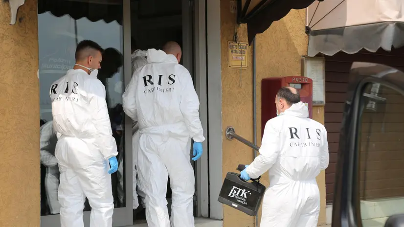 Carabinieri del Ris di Parma fanno dei rilievi all'esterno e all'interno del bar dove un uomo, Davide Fabbri, è stato ucciso durante un tentativo di rapina a Riccardina, frazione di Budrio (Bologna), 02 aprile 2017. ANSA/GIORGIO BENVENUTI
