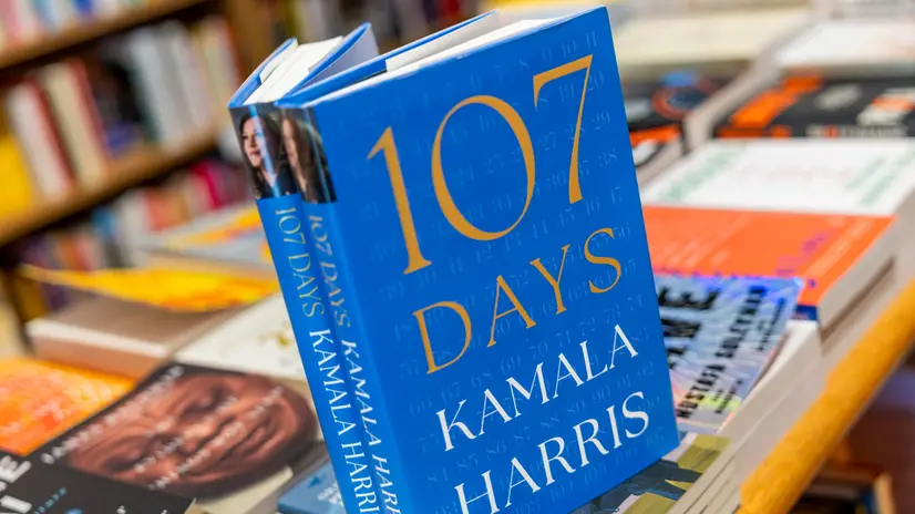 epa12399918 Former US Vice President Kamala Harris’s new book 107 Days, released today, on display at Kramer’s Books in Washington, DC, USA, 23 September 2025. Democrats are criticizing former Vice President Kamala Harris, saying that her new book is causing division in the party at a critical time. EPA/SHAWN THEW